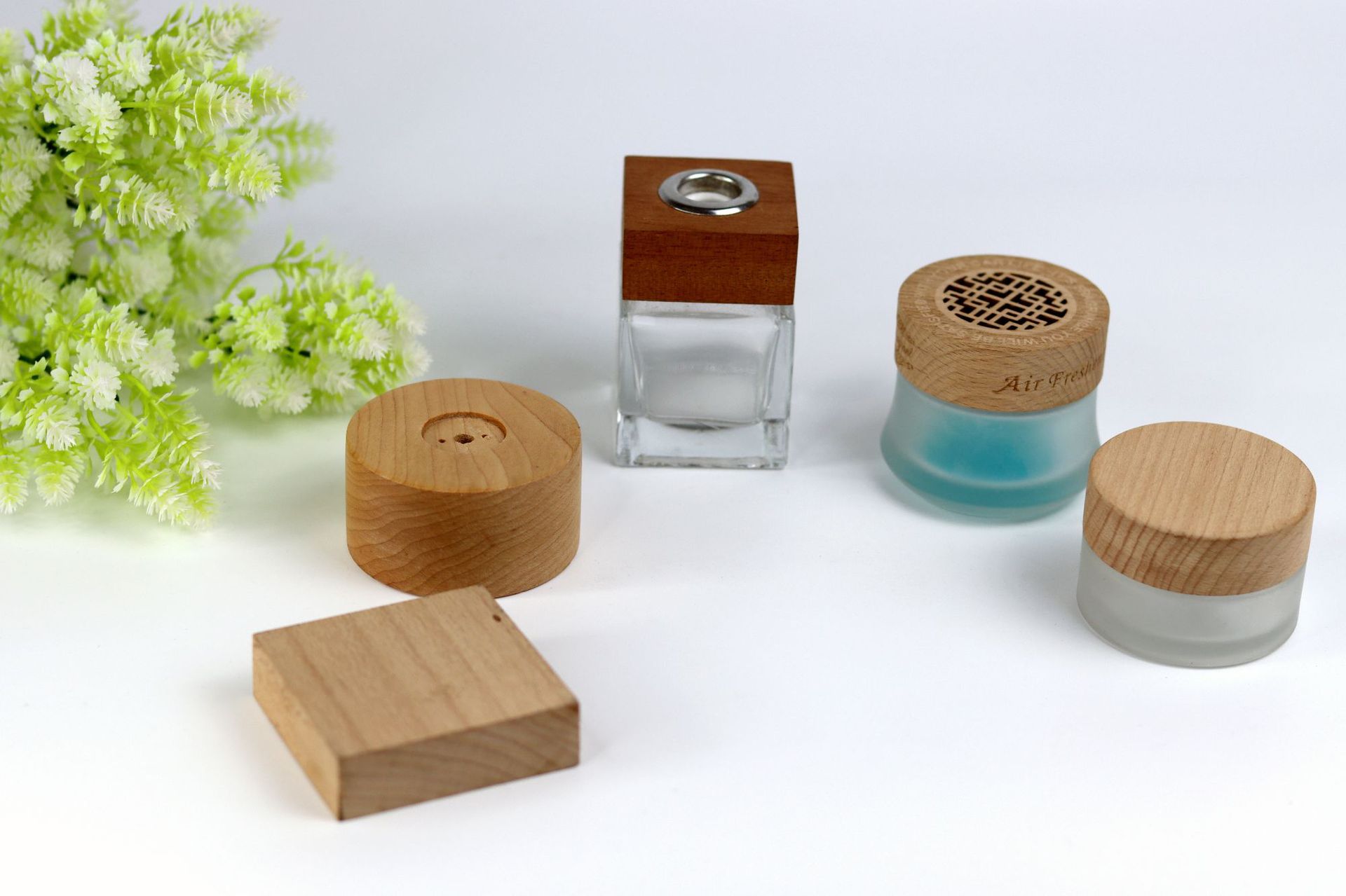 在这四件微缩的人形棺内