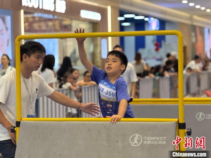 成都青少年跑酷赛点燃世运热情