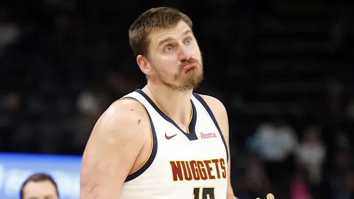 掘金核心约基奇遭对手18英尺缠抱防守仍强势应对