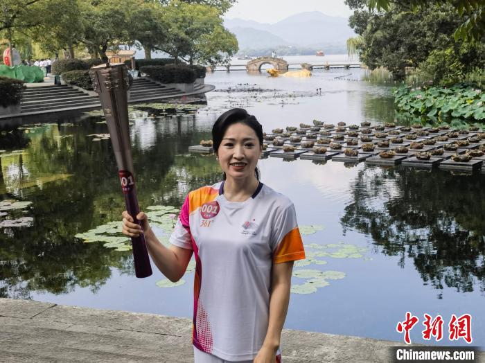 杭州亚运会火炬传递启动 罗雪娟担任首棒火炬手