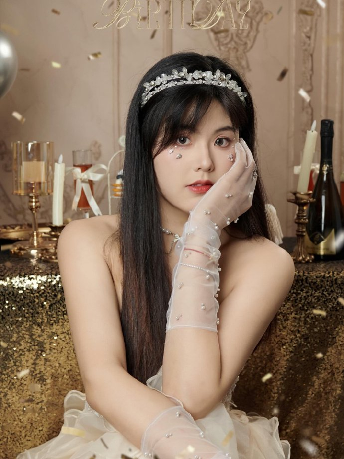 李月汝27岁生日晒照获众星祝福