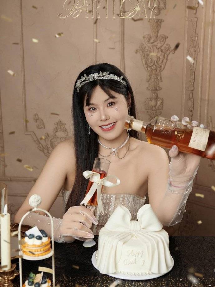 李月汝27岁生日晒照获众星祝福