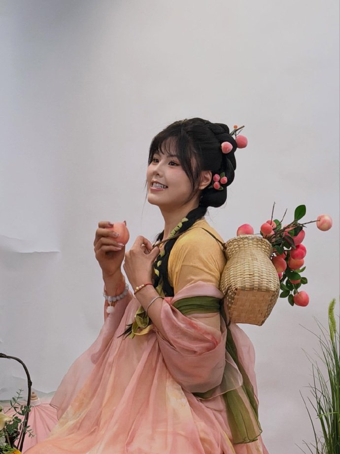 李月汝27岁生日晒照获众星祝福