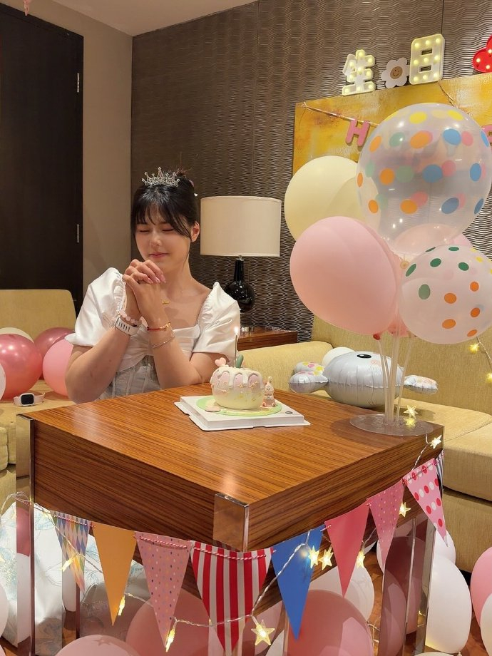 李月汝27岁生日晒照获众星祝福