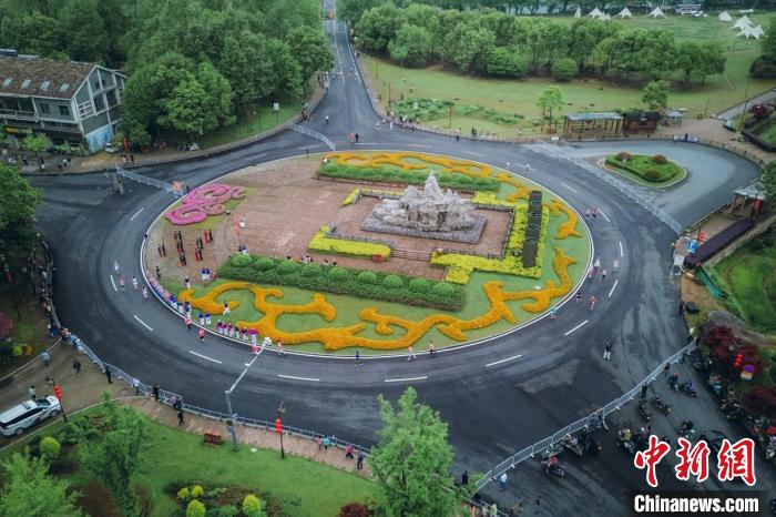 缙云仙都女子半程马拉松鸣枪开跑：冠军1小时