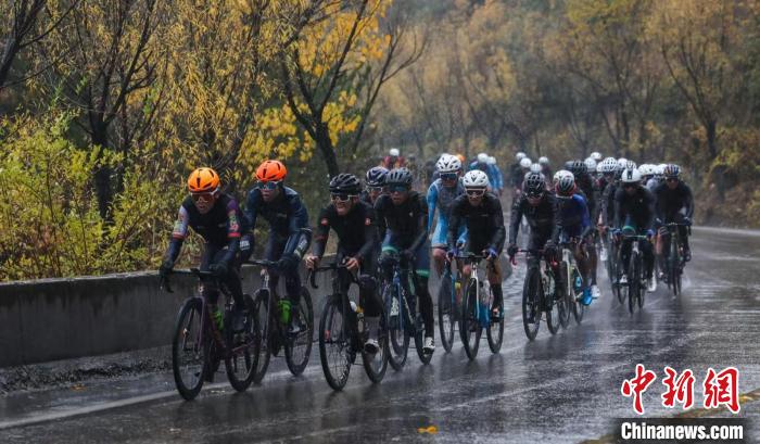 蒙古车手首日夺魁 环太原赛雨中开赛