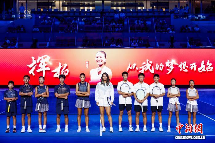 郑钦文伤后复出亮相中网启幕 现场互动传递网球