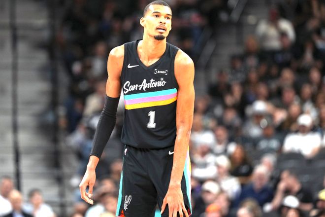 开拓者爆冷击败马刺，文班亚马伤退亨德森爆发