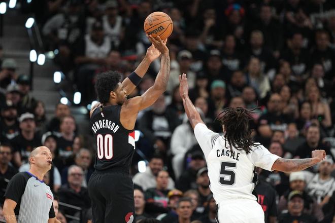 开拓者爆冷击败马刺，文班亚马伤退亨德森爆发