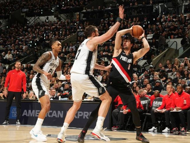 开拓者爆冷击败马刺，文班亚马伤退亨德森爆发